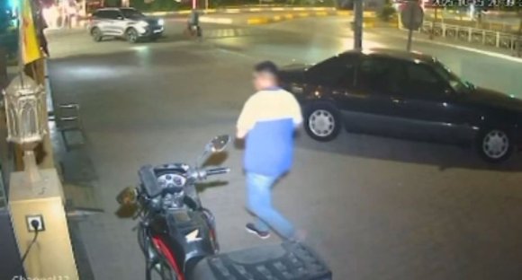 ADANA’DA 16 YAŞINDAKİ ŞÜPHELİ PASTANEYE EL BOMBASI ATMIŞTI: O ANLARIN GÖRÜNTÜSÜ ÇIKTI