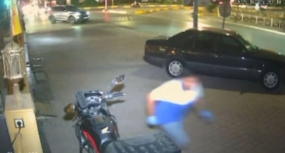 ADANA’DA 16 YAŞINDAKİ ŞÜPHELİ PASTANEYE EL BOMBASI ATMIŞTI: O ANLARIN GÖRÜNTÜSÜ ÇIKTI