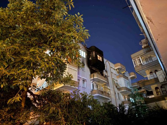 ALANYA’DA 5 KATLI BİNADA YANGIN: 1 KİŞİ HAYATINI KAYBETTİ