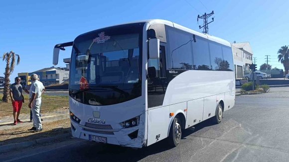 OTEL SERVİS MİDİBÜSÜYLE ÇARPIŞAN MOTOSİKLETLİ YARALANDI