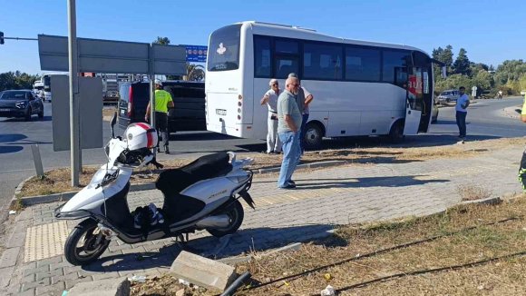 OTEL SERVİS MİDİBÜSÜYLE ÇARPIŞAN MOTOSİKLETLİ YARALANDI