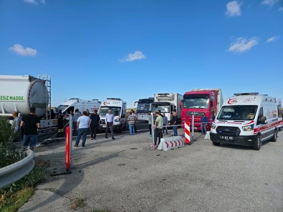 TANKERLE, HAFİF TİCARİ ARAÇ ÇARPIŞTI: 3 YARALI