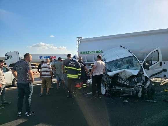 TANKERLE, HAFİF TİCARİ ARAÇ ÇARPIŞTI: 3 YARALI