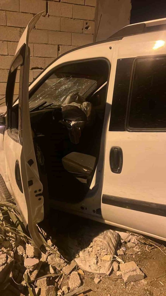 ADANA’DA İKİ HAFİF TİCARİ ARAÇ ÇARPIŞTI: 1 ÖLÜ, 2 YARALI