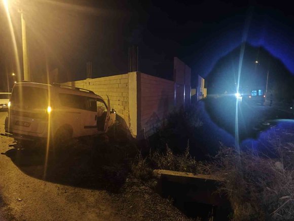 ADANA’DA İKİ HAFİF TİCARİ ARAÇ ÇARPIŞTI: 1 ÖLÜ, 2 YARALI