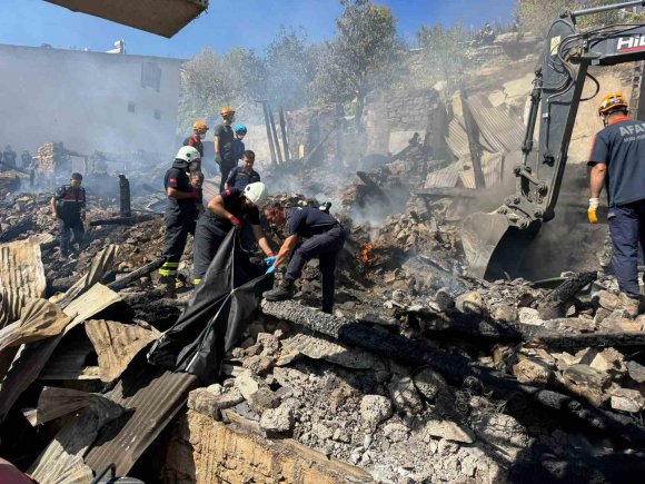 YANGINDA ÇÖKEN EVDEKİ 2 KARDEŞİN CESET KALINTILARI BULUNARAK ADLİ TIPA GÖNDERİLDİ