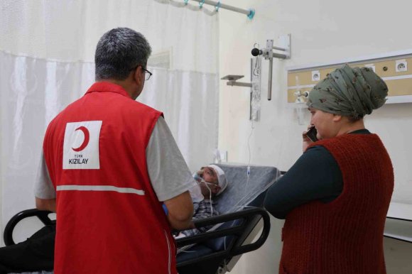 YANGINDA KARDEŞLERİ ÖLEN, CAMDAN ATLAYARAK KURTULAN ENGELLİ AĞABEYİN TEDAVİSİ SÜRÜYOR