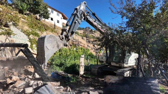 YANGINDA ÇÖKEN EVDE KAYBOLAN AĞABEY VE KARDEŞ HALA BULUNAMADI