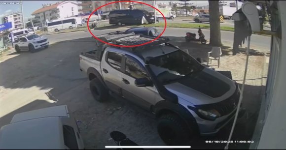 TUR MİNİBÜSÜ LEVHAYA ÇARPTI, TEMİZLİK İŞÇİSİ SANİYELERLE ÖLÜMDEN DÖNDÜ