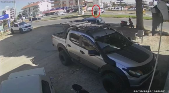 TUR MİNİBÜSÜ LEVHAYA ÇARPTI, TEMİZLİK İŞÇİSİ SANİYELERLE ÖLÜMDEN DÖNDÜ