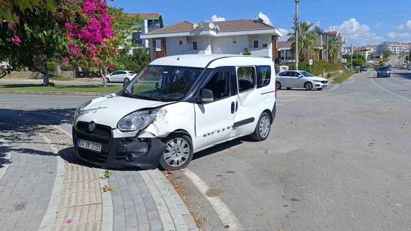 MANAVGAT’TA ATV İLE HAFİF TİCARİ ARAÇ ÇARPIŞTI: 1 YARALI