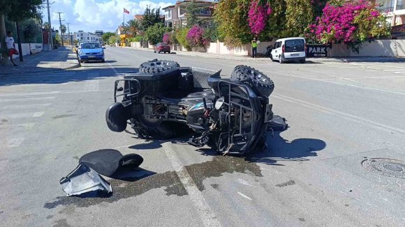 MANAVGAT’TA ATV İLE HAFİF TİCARİ ARAÇ ÇARPIŞTI: 1 YARALI