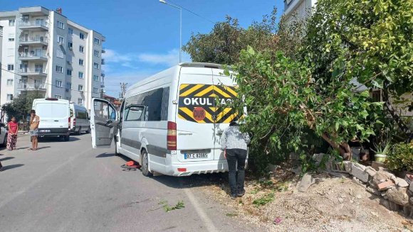 ANTALYA’DA 9 YAŞINDAKİ ASLI’NIN OKUL SERVİSİNİN ALTINDA KALDIĞI KAZANIN GÖRÜNTÜSÜ ORTAYA ÇIKTI