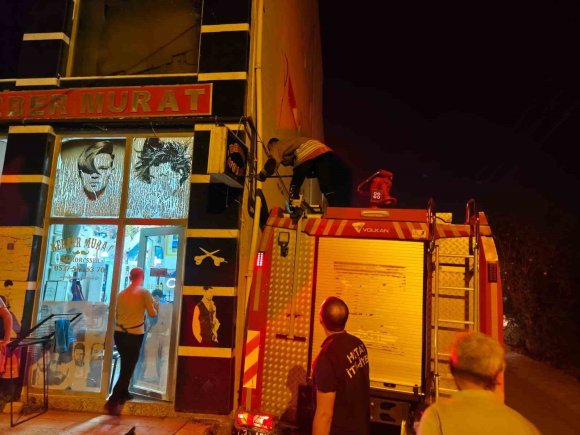 REKLAM PANOSUNDA MAHSUR KALAN KEDİYİ İTFAİYE KURTARDI