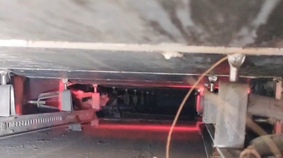 REKLAM PANOSUNDA MAHSUR KALAN KEDİYİ İTFAİYE KURTARDI