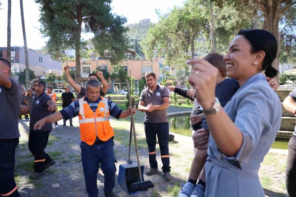 SOKAKLARI TERTEMİZ YAPTILAR, PRİM ALINCA DAVUL ZURNAYLA TEŞEKKÜR ETTİLER