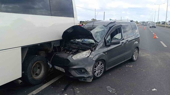 ANTALYA’DA HAFİF TİCARİ ARAÇ MİDİBÜSE ÇARPTI: 1’İ AĞIR 2 YARALI