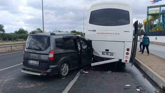 ANTALYA’DA HAFİF TİCARİ ARAÇ MİDİBÜSE ÇARPTI: 1’İ AĞIR 2 YARALI