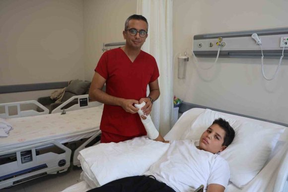 ELİNİ ÜZÜM SIKMA MAKİNESİNE KAPTIRAN MELİH’İN KOPAN PARMAKLARI, BAŞARILI GEÇEN AMELİYATLA TUTTURULDU