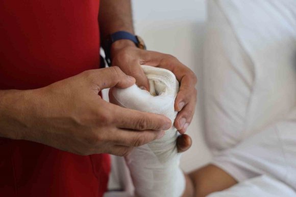 ELİNİ ÜZÜM SIKMA MAKİNESİNE KAPTIRAN MELİH’İN KOPAN PARMAKLARI, BAŞARILI GEÇEN AMELİYATLA TUTTURULDU
