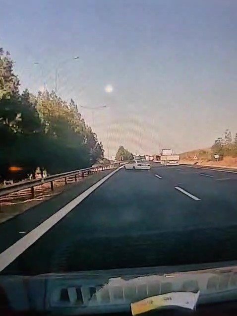 KONTROLDEN ÇIKAN OTOMOBİLİN BARİYERLERE ÇARPMA ANI GÖRÜNTÜLENDİ