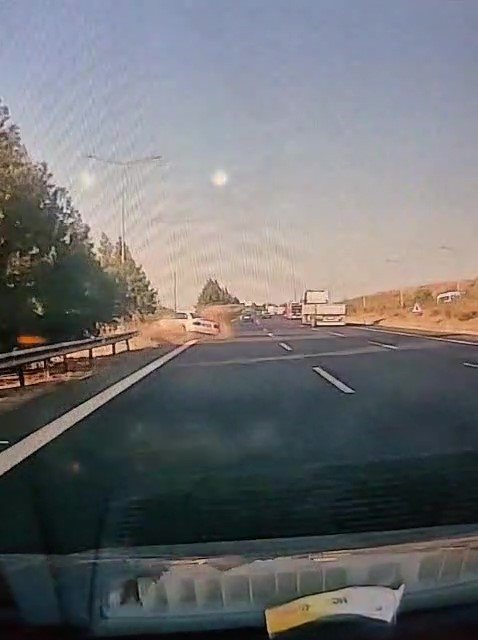 KONTROLDEN ÇIKAN OTOMOBİLİN BARİYERLERE ÇARPMA ANI GÖRÜNTÜLENDİ