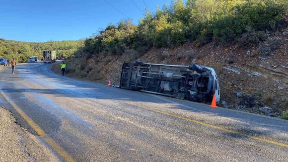 MERSİN’DE YİNE MİNİBÜS KAZASI: 1’İ AĞIR 6 YARALI
