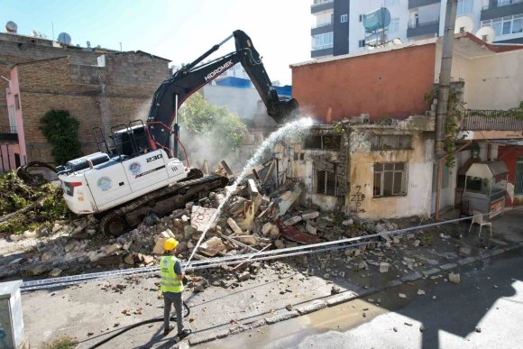 AKDENİZ’DE METRUK YAPILARLA MÜCADELE SÜRÜYOR