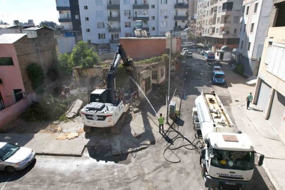 AKDENİZ’DE METRUK YAPILARLA MÜCADELE SÜRÜYOR