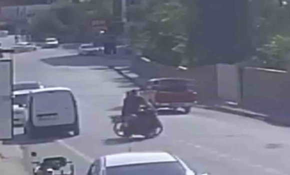 MOTOSİKLETLERİN KAFA KAFAYA ÇARPIŞTIĞI KAZADA 3 KİŞİNİN YERE SAVRULDUĞU ANLAR KAMERAYA YANSIDI