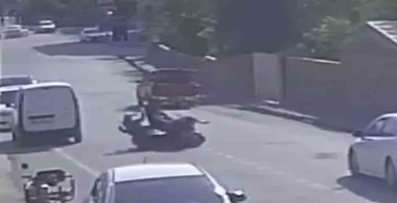 MOTOSİKLETLERİN KAFA KAFAYA ÇARPIŞTIĞI KAZADA 3 KİŞİNİN YERE SAVRULDUĞU ANLAR KAMERAYA YANSIDI