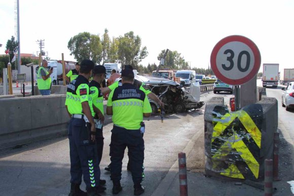 MERSİN’DE OTOMOBİL BETON BARİYERE ÇARPTI: 2 ÖLÜ