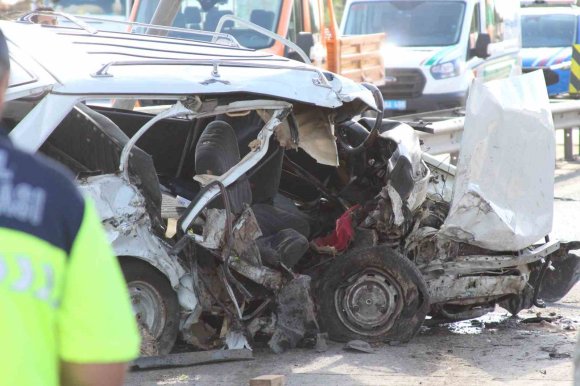 MERSİN’DE OTOMOBİL BETON BARİYERE ÇARPTI: 2 ÖLÜ