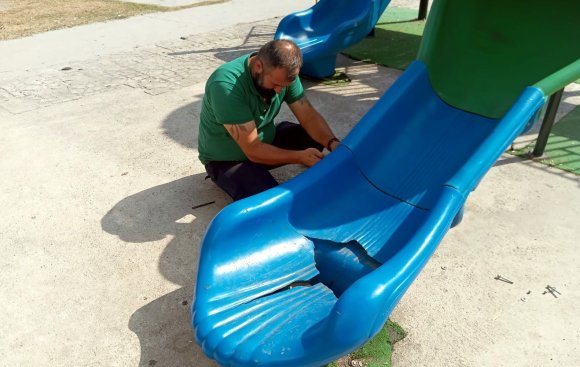 AKDENİZ’DE PARKLAR YENİLENİYOR ÇOCUKLAR DAHA GÜVENLİ OYNUYOR