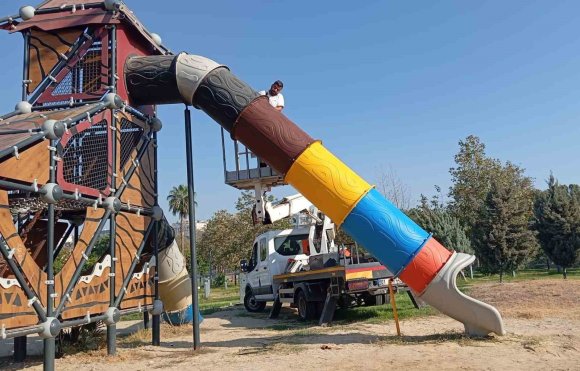 AKDENİZ’DE PARKLAR YENİLENİYOR ÇOCUKLAR DAHA GÜVENLİ OYNUYOR