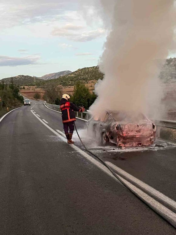 HAREKET HALİNDEKİ OTOMOBİL ALEV TOPUNA DÖNDÜ