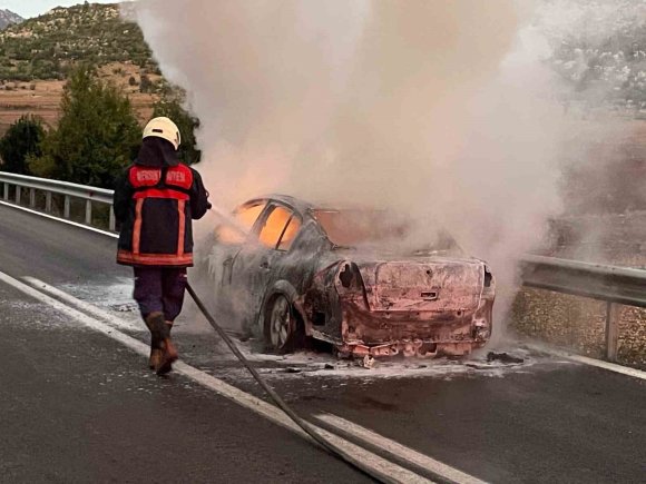 HAREKET HALİNDEKİ OTOMOBİL ALEV TOPUNA DÖNDÜ