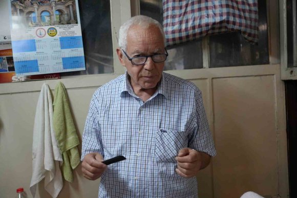 TEK KOLTUKLU DÜKKANDA YARIM ASIRLIK ZANAAT