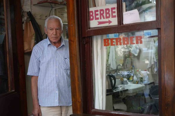 TEK KOLTUKLU DÜKKANDA YARIM ASIRLIK ZANAAT