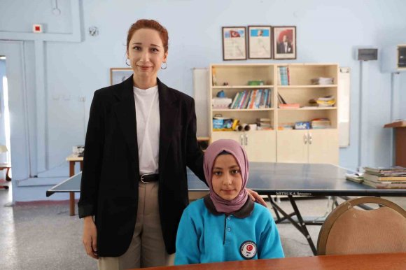 KÖY OKULU ÖZEL OKUL GİBİ: 2 VE 8 KİŞİLİK SINIFLAR VAR