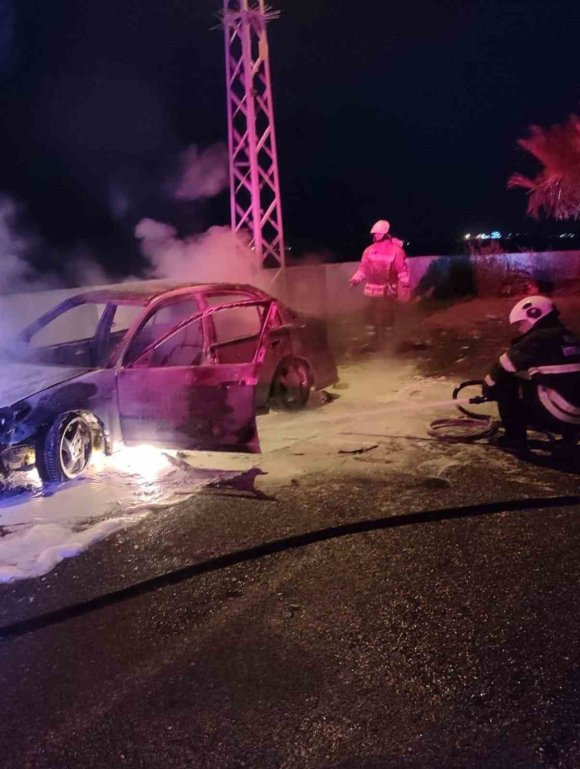 DÖRTYOL’DA OTOMOBİL ALEVLERE TESLİM OLDU