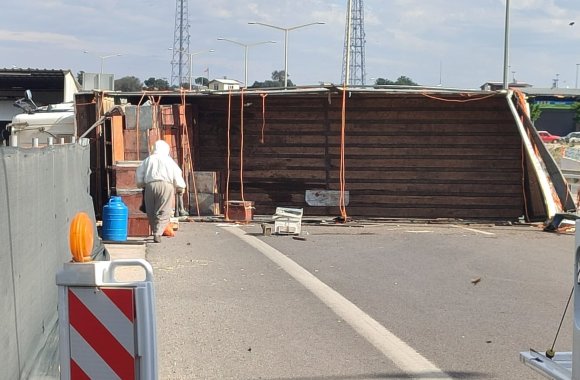 OTOYOL ÇIKIŞINDA KAMYON KAZA YAPTI, BİNLERCE ARI ÇEVREYE YAYILDI: 3 YARALI