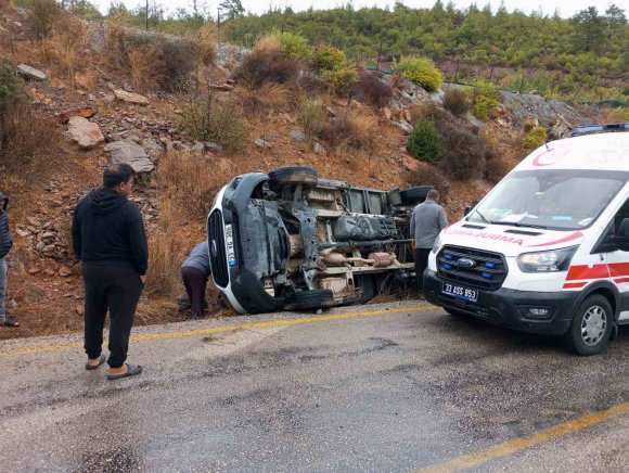 MERSİN’DE KAMYONET DEVRİLDİ: 3 YARALI