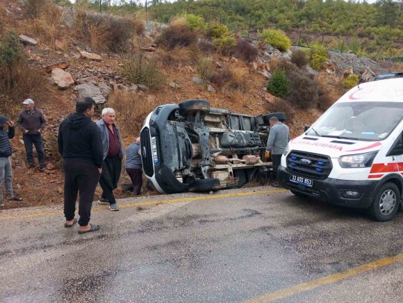 MERSİN’DE KAMYONET DEVRİLDİ: 3 YARALI