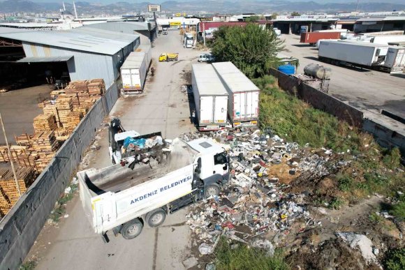 AKDENİZ’DE ATIK TOPLAMA ÇALIŞMALARI HAFTA SONU DA DEVAM EDİYOR