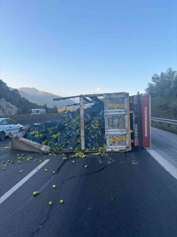 TARSUS’TA NARENCİYE YÜKLÜ KAMYON DEVRİLDİ