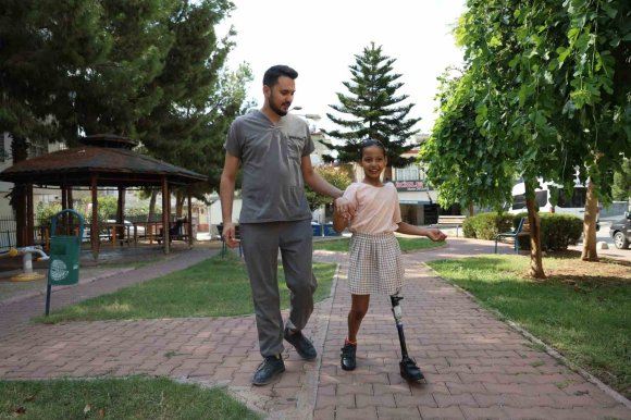 BELEDİYE OTOBÜSÜ ALTINDA KALAN RUKİYE, PROTEZ BACAKLA İLK ADIMI ATTI