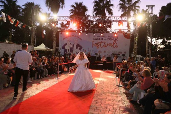 ANTALYA’DA 60 YAŞ ÜSTÜ ÖĞRENCİLER PODYUMDA MANKENLERE TAŞ ÇIKARDI