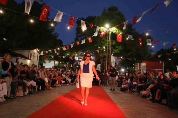 ANTALYA’DA 60 YAŞ ÜSTÜ ÖĞRENCİLER PODYUMDA MANKENLERE TAŞ ÇIKARDI