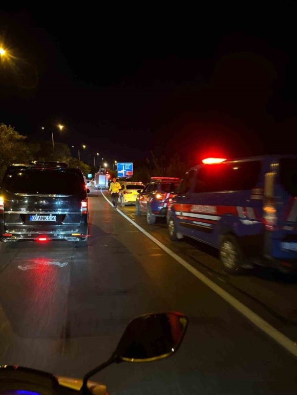 ÇİMENTO YÜKLÜ TIR DEVRİLDİ, ŞANS ESERİ YARALANAN OLMADI